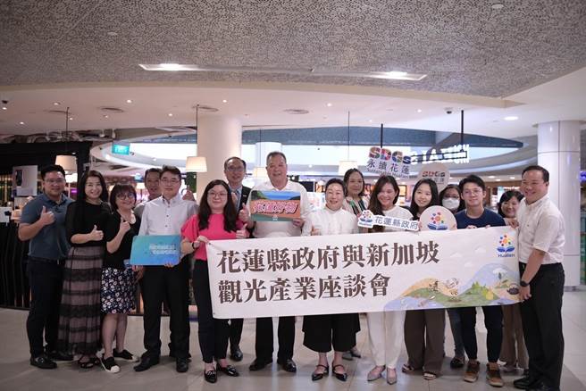 花莲县长徐榛蔚由县府秘书长饶忠陪同，在新加坡与当地11家旅游业者座谈，推销花莲。（花莲县府提供／王志伟花莲传真）