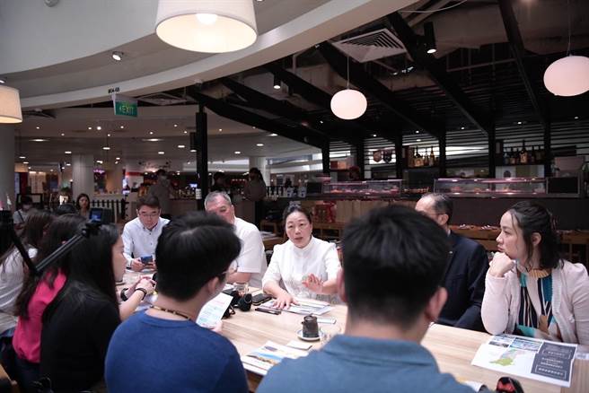新加坡旅游由业者与徐榛蔚座谈，对包机旅游表达支持。（花莲县府提供／王志伟花莲传真）