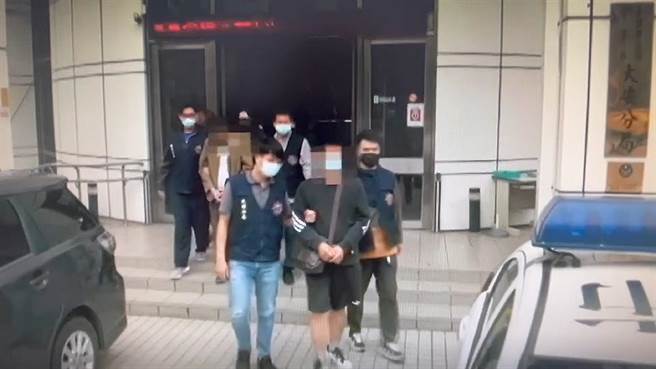 大安分局查毒品案时，意外查获枪枝，将眾人依法送办。（翻摄画面）