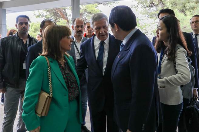 前总统马英九与希腊总统Katerina Sakellaropoulou及论坛创办人Symeon G. Tsomokos。（马办提供）