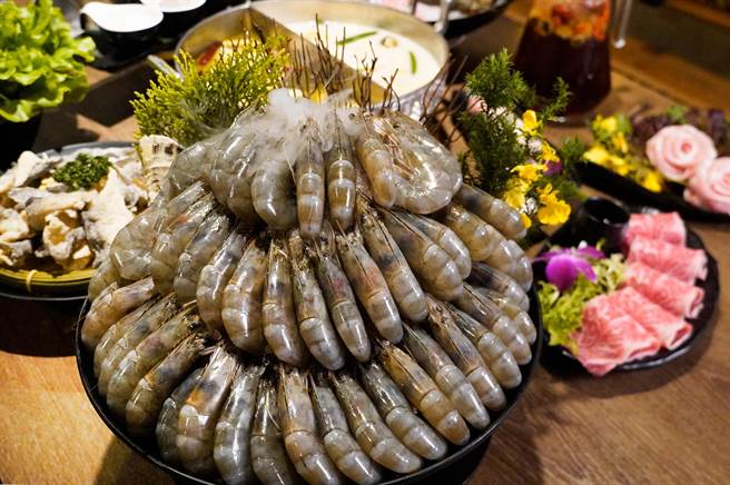 「问鼎」宫廷火锅期间限定身分证后5码加总多少，赠送等量蓝钻虾的超「虾」活动。(马辣国际餐饮集团 提供)