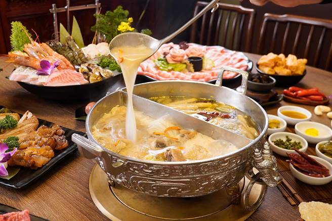 「问鼎」宫廷火锅期间限定新品「花胶干贝老火汤」，只需188元便可升级。 (马辣国际餐饮集团 提供)