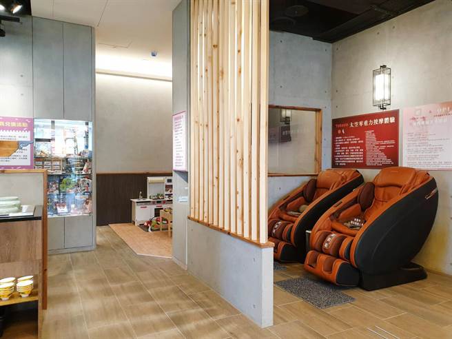 店内免费的TOKUYO零重力按摩椅，帮民眾消除肩颈腰背跟小腿的疲劳。(马辣国际餐饮集团 提供)