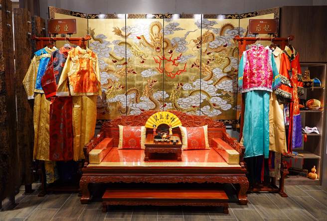 「问鼎」店内设置金碧辉煌的造型龙椅，并提供免费龙凤袍让顾客COSPLAY。(马辣国际餐饮集团 提供)