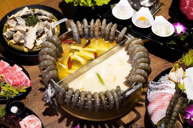以浮夸火锅闻名的「问鼎」宫廷火锅，不定期会推出赠送食材的优惠活动，受到不少锅物控喜爱。(马辣国际餐饮集团 提供)