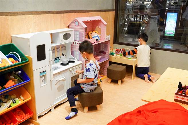 亲子游戏室选用有「儿童界爱马仕」之称的德国HAPE爱杰卡玩具，让小朋友尽情放电。(马辣国际餐饮集团 提供)