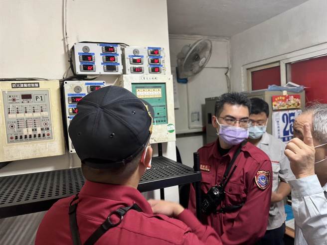 ▲基隆市消防局为避免联华食品火灾悲剧重演，前往联华食品的基隆厂稽查。（基隆市消防局提供／徐佑升基隆传真）