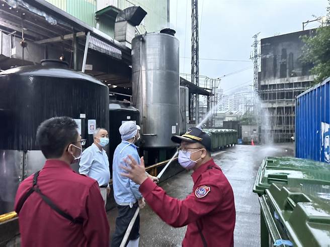 ▲现场稽查消防洒水设备。（基隆市消防局提供／徐佑升基隆传真）