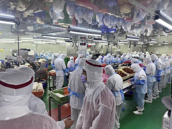 ▲于稽查同时进行消防宣导。（基隆市消防局提供／徐佑升基隆传真）