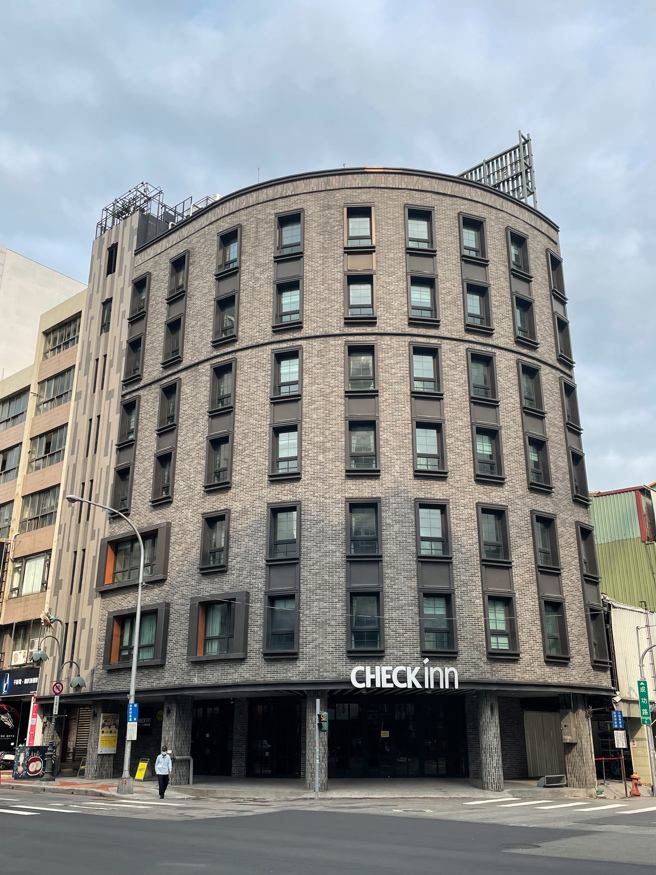 位于台中市中区自由路二段的双美行旅（现为雀客旅馆），是透过台中市都市更新整建维护补助进行建筑外观美化的案例之一。（图/台中市政府提供）