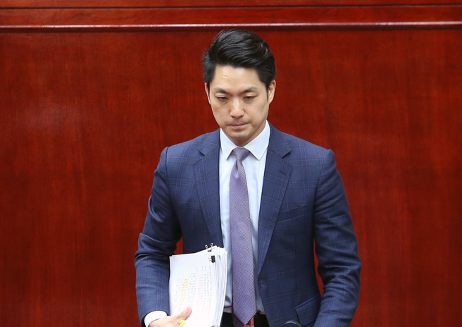 台北市议会26日举行总预算第一次追加（减）预算案编制结果报告及备询，市长蒋万安回应议员询问。（范扬光摄）