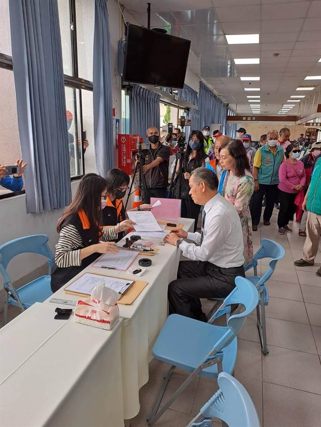 花莲富里乡代理乡长江东成登记乡长补选。（富里乡公所提供／罗亦晽花莲传真）