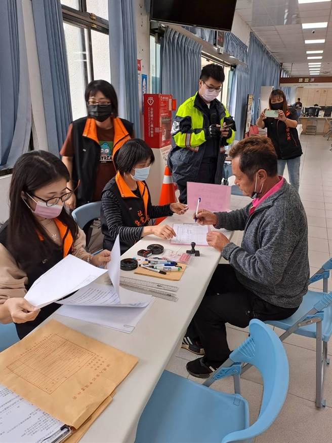 花莲富里乡新兴村长刘文祥登记乡长补选。（富里乡公所提供／罗亦晽花莲传真）