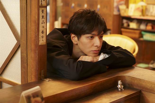 生田斗真面对电影精心打造的场景，感慨表示应该要继续经营。（采昌提供）