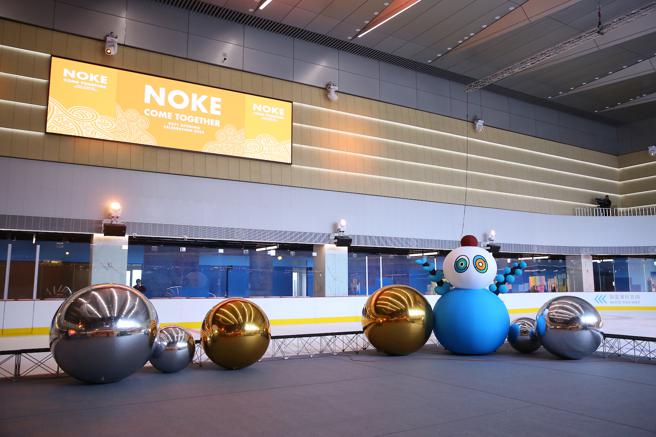 看好市场潜力，忠泰商场打造符合国际比赛标准的「AURORA ICE RINK极光冰场」，并提供教练课程。（NOKE忠泰乐生活提供）