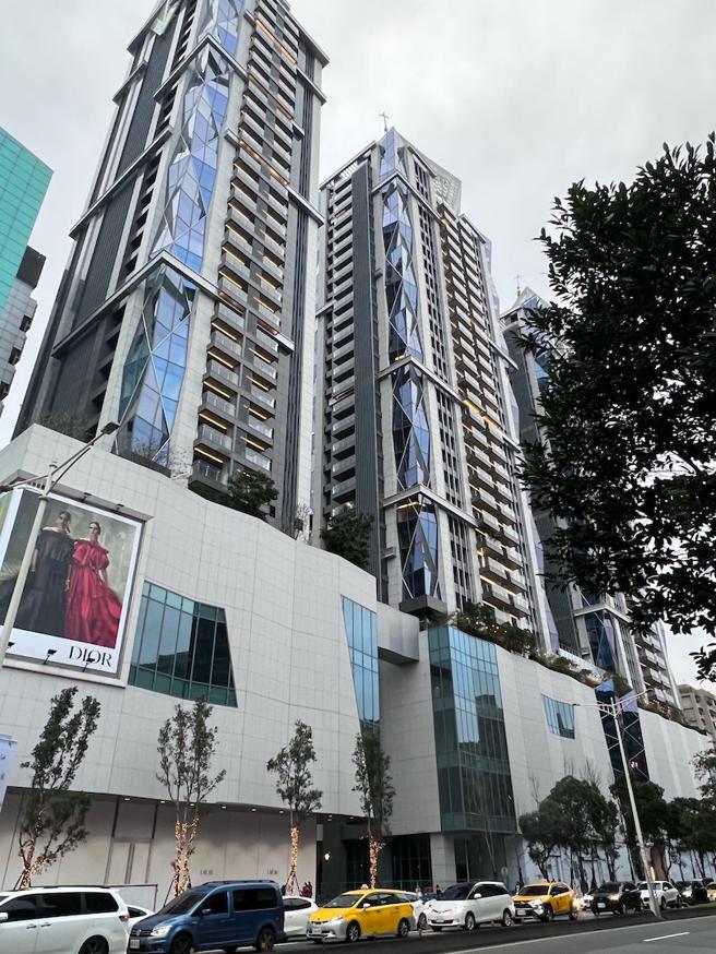 新光三越进驻东区商圈的「钻石塔Diamond Towers」。（吴奕萱摄）