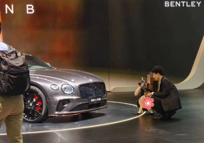 近日上海举办车展，网路却流出宾利女业务疑似没穿内裤的照片。（翻摄自搜狐资讯微博）