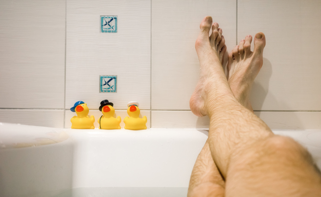 一位男子因为身体不便让媳妇帮忙洗澡，没想到却遭老婆认为有暧昧。（示意图／shutterstock）