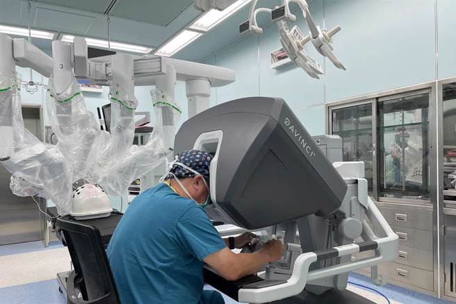 一名妇科名医被控2015年为卵巢肿瘤的女病患治疗时，明知她肿瘤超过20公分大，却坚持採取达文西手术，不慎导致肿瘤破裂，最后切除子宫，但病患仍因癌细胞转移到肝臟腹腔死亡，被依过失致死罪起诉。（示意图，非当事医师／本报资料照）