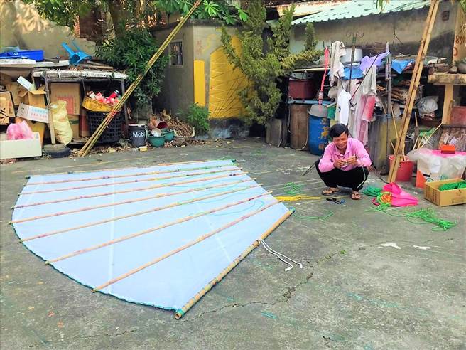 屏东东隆宫正建造实木「甲辰正科王船」迎接明年东港迎王平安祭典，当中王船帆船也由讨海人蔡财安赶制中。（谢佳潾摄）