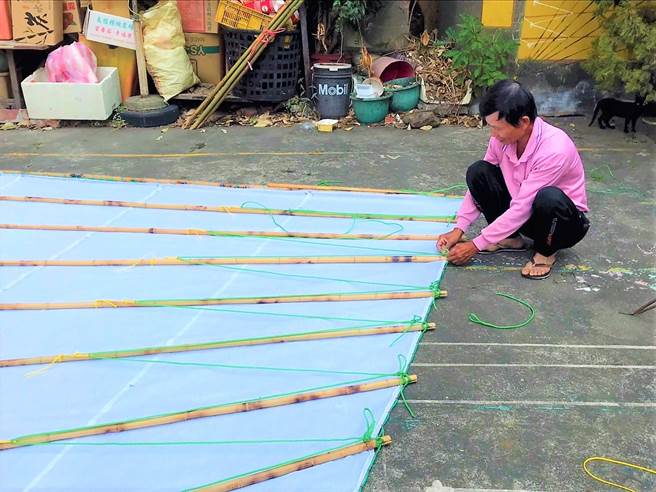 屏东东隆宫正建造实木「甲辰正科王船」迎接明年东港迎王平安祭典，当中王船帆船也由讨海人蔡财安赶制中。（谢佳潾摄）