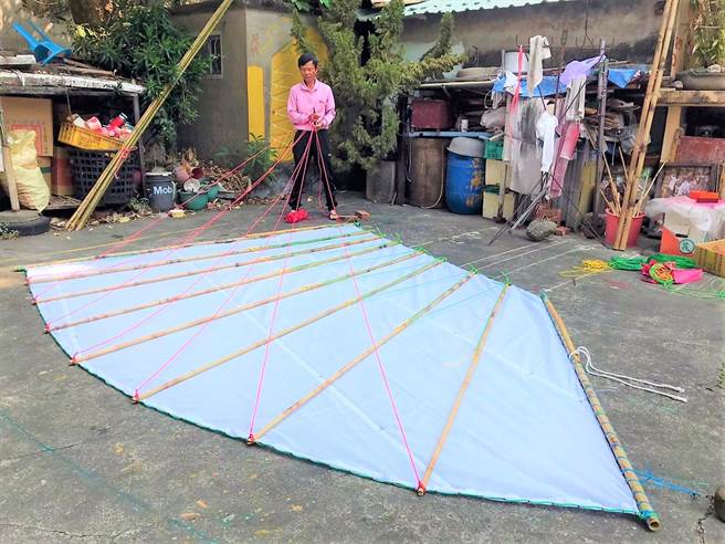 屏东东隆宫正建造实木「甲辰正科王船」迎接明年东港迎王平安祭典，当中王船帆船也由讨海人蔡财安赶制中。（谢佳潾摄）