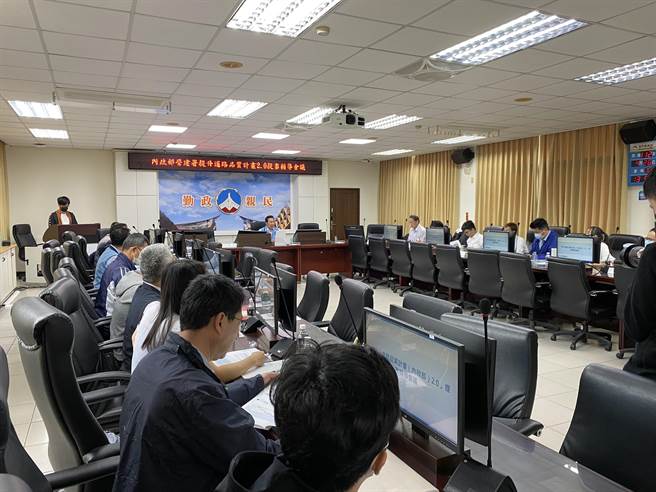 县长陈福海(中)与营建署人员召开计画提案辅导会议，并听取相关单位说明规划情形。(图／金门县政府提供)