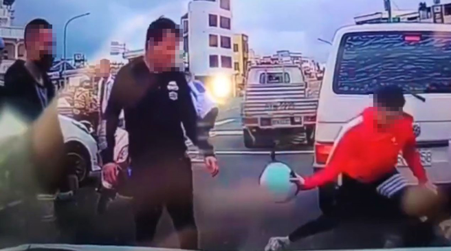 一声喇叭澎湖在地人却遭观光客群体围殴，画面非常骇人。（翻摄画面）
