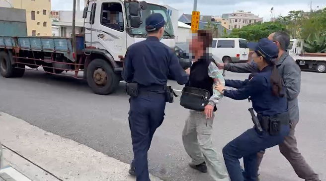 澎湖乡亲听闻在地人遭观光客爆打，有位澎湖乡亲气得持铁棍要观光客出来面对。（翻摄画面）