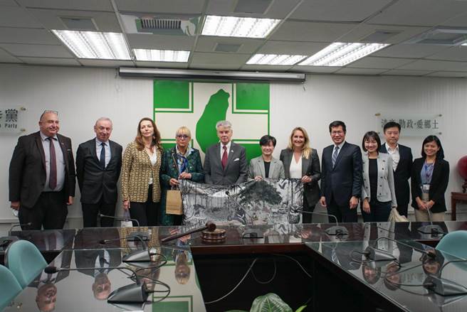 法参议院副议长率团访民进党，副议长李察表示，已注意美对台坚定支持。（民进党提供）