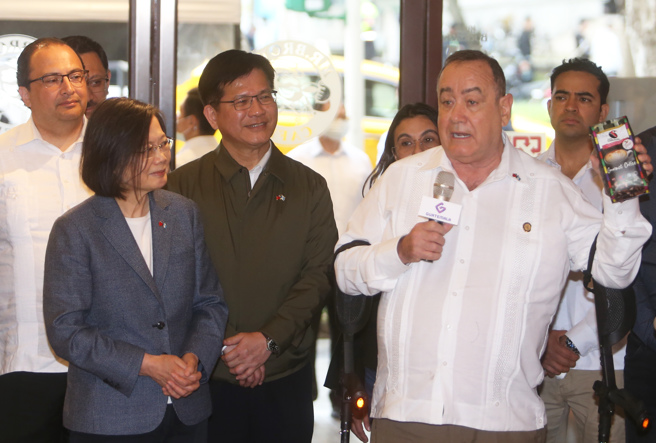 蔡英文总统(前左)26日与瓜地马拉总统贾麦岱（前右）一起出席「2023瓜地马拉咖啡文化月开幕」与「咖啡胖卡全台走透透」开幕活动， 贾麦岱总统手拿咖啡豆介绍该国咖啡豆风味独特。 （陈怡诚摄）