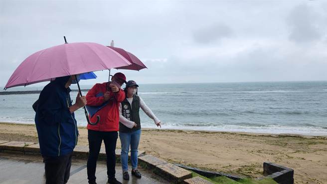 新北市议员郑宇恩指出，河海景观是三芝重要的观光财，尤其浅水湾地区若能加速污水接管，对海域水质及观光品质都能有效提升。(黄敬文摄)