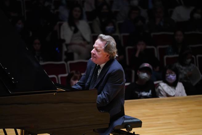 布赫宾德精神奕奕地完成演奏，也对观眾展现笑容，弹完安可曲贝多芬《暴风雨》第三乐章时，突然一个转身向观眾致意，也令观眾会心一笑。（牛耳艺术提供）