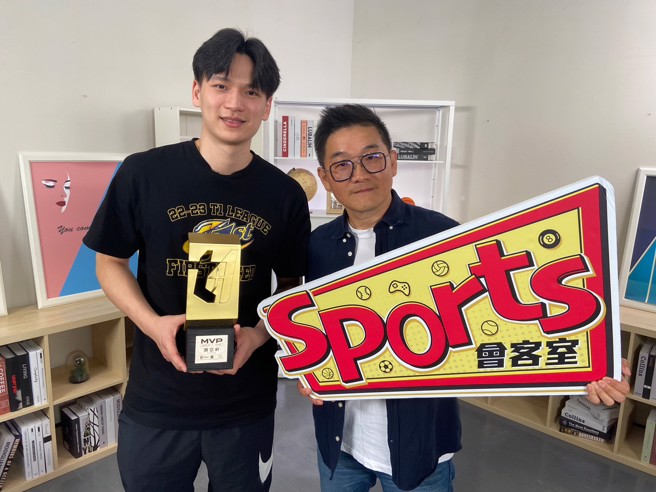 新北中信特攻射手谢亚轩（左）在《Sports会客室》节目展示他的T1月MVP奖杯。（中时新闻网摄）