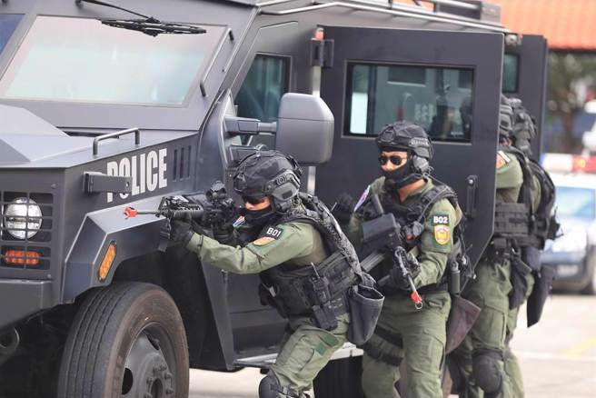 警政署保二总队将扩编并接受军事训练，徐巧芯怀疑，可能是与台美兵推后美方提供的意见。图为保一总队维安特勤队演练反恐科目。（中时资料照）