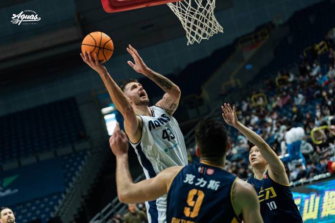 高雄全家海神「立陶宛巨塔」库萨斯左脚受伤，季后赛前宣布先返国治疗。（高雄全家海神提供）