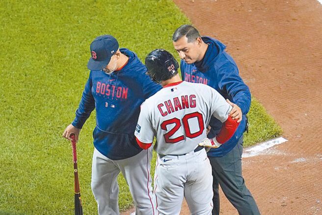 张育成（20号）第7局挥棒落空伤到左腕，在红袜教头柯拉（左）的陪同下退场。（美联社）