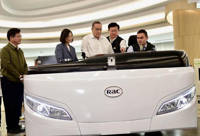 （總統蔡英文(左二)26日偕同瓜地馬拉總統賈麥岱(左三)，參訪華德動能中港廠，由車王電兼華德董事長蔡裕慶(右二)，親自接待與介紹。圖／劉朱松）