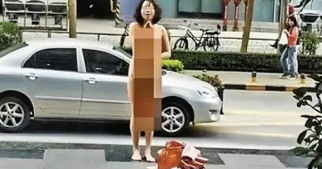 抓到男友勾小三开房，妙龄女「当眾脱衣」报復。（图／翻摄自微博）