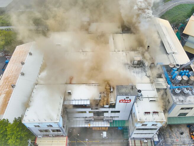 4月25日清晨，联华食品彰化厂发生大火，大量浓烟不断窜出。（民眾提供／孙英哲彰化传真）
