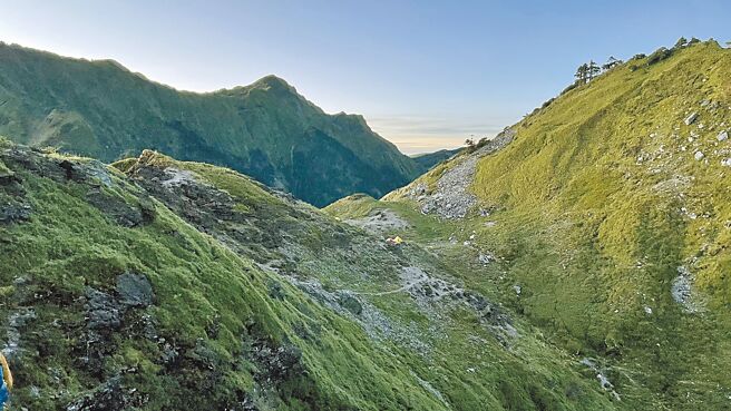 能高安东军纵走路线在百岳分级中被列为C级，活动天数至少需5天，路线长达49公里，沿途能行经5座百岳跟3处高山湖泊，可欣赏大片金黄草原，晚间不时还会碰上水鹿家族觅食，被许多山友列为一生必去的纵走路线。（罗亦晽摄）