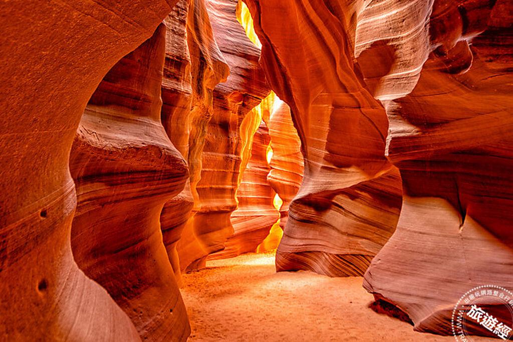 羚羊峽谷為世界知名的狹縫型峽谷，光影與地貌交錯造就迷人景色，相當適合拍照。（可樂旅遊提供）