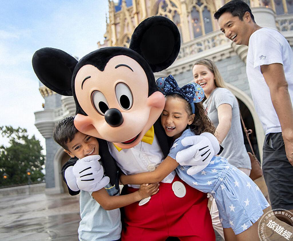 可樂旅遊針對親子客群包裝了加州迪士尼樂園相關行程，FUN暑假兒童不佔床最高減1萬。（可樂旅遊提供）