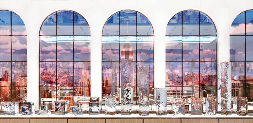 Tiffany & Co.紐約旗艦店的影像牆面開啟時，投射中央公園和曼哈頓天際線壯闊全景。（Tiffany & Co.提供）