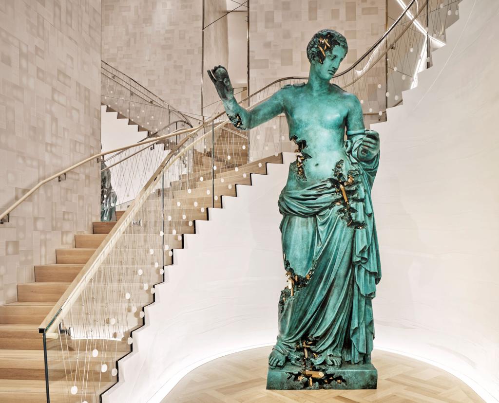 陳列三樓的Daniel Arsham創作的銅雕像，將藝術完美融入空間當中，更添品味。 （Tiffany & Co.提供）