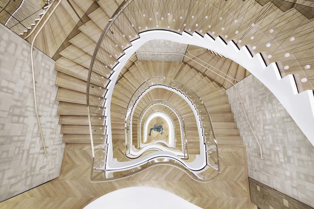 Tiffany & Co.紐約旗艦店的中央是一座旋轉樓梯，俯看而下，猶如一幅美麗畫作。（Tiffany & Co.提供）