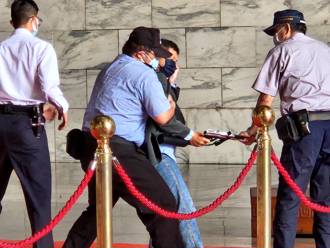 台灣國成員闖中正紀念堂    「漆彈」槍擊蔣介石銅像引衝突  