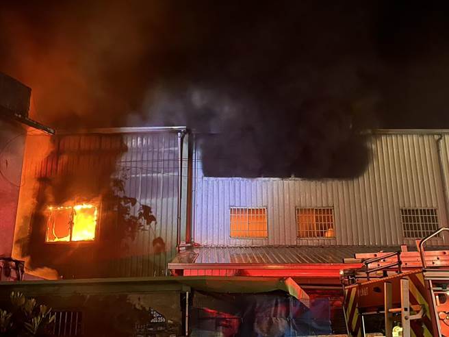 26日深夜彰化縣彰化市彰南路二段一處鐵皮廠房發生大火，現場火勢猛烈，濃濃黑煙直竄天際。(民眾提供／吳建輝彰化傳真)