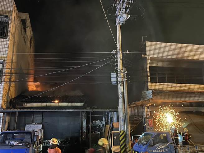 26日深夜彰化縣彰化市彰南路二段一處鐵皮廠房發生大火，現場火勢猛烈，濃濃黑煙直竄天際。(民眾提供／吳建輝彰化傳真)