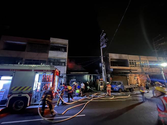 26日深夜彰化縣彰化市彰南路二段一處鐵皮廠房發生大火，現場火勢猛烈，濃濃黑煙直竄天際。(民眾提供／吳建輝彰化傳真)